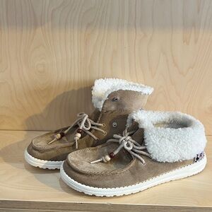 Hey Dude Britt faux fur lined Moccasin boot woman’s size 8